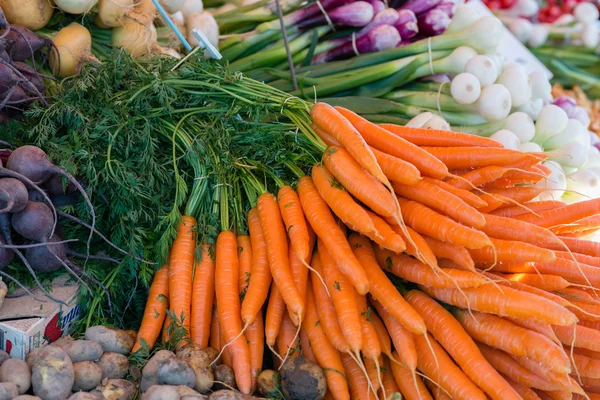 Τα καρότα και τα κρεμμύδια σε αγορά — Φωτογραφία Αρχείου