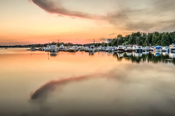 Лодки на веселом закате — стоковое фото