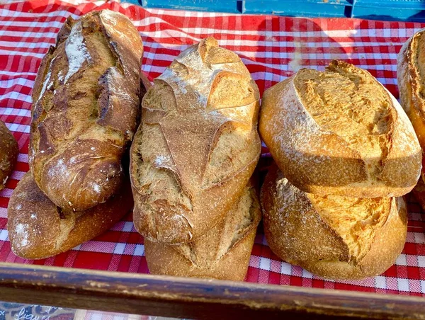 Hafta Sonu Pazarında Taze Fransız Ekmeği — Stok fotoğraf