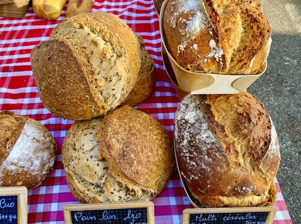 Hafta Sonu Pazarında Taze Fransız Ekmeği — Stok fotoğraf