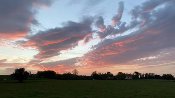 Hermoso Cielo Con Nubes Anaranjadas Los Alpes — Foto de Stock