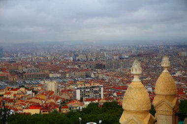 Fransa 'nın güneyindeki Marsilya liman kenti üzerindeki panoramik manzara