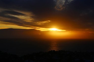 Marsilya 'daki Notre Dame de la Garde' den Akdeniz üzerinde muhteşem bir günbatımı.