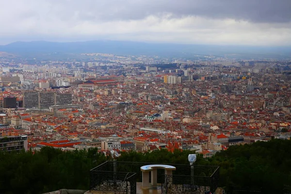 Fransa 'nın güneyindeki Marsilya liman kenti üzerindeki panoramik manzara