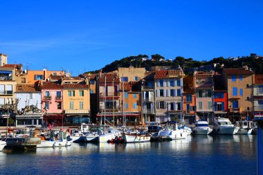 Renkli tekne ve binalarıyla büyüleyici renkli Cassis limanı.