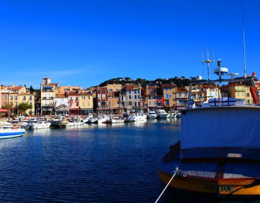 Renkli tekne ve binalarıyla büyüleyici renkli Cassis limanı.