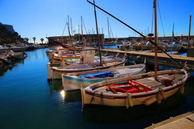 Renkli tekne ve binalarıyla büyüleyici renkli Cassis limanı.