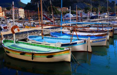Renkli tekne ve binalarıyla büyüleyici renkli Cassis limanı.