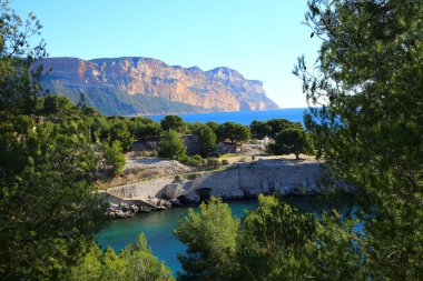 Fransa 'nın güneyindeki Port-Pin Calanque üzerindeki muhteşem manzara