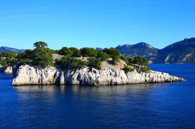 Fransa 'nın güneyindeki Port-Pin Calanque üzerindeki muhteşem manzara