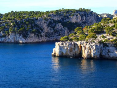Fransa 'nın güneyindeki Port-Pin Calanque üzerindeki muhteşem manzara