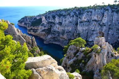 Fransa 'nın güneyindeki Calanques Ulusal Parkı' nın kayalık uçurumları