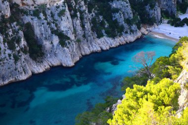 Fransız Rivierası 'ndaki En-Vau Calanque Milli Parkı' ndaki derin vadi.