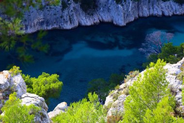 Fransız Rivierası 'ndaki En-Vau Calanque Milli Parkı' ndaki derin vadi.