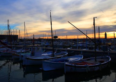 Günbatımında Cassis limanında renkli tekneler