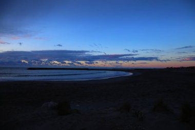 Sainte Marie de la Mer 'deki Camargue Ulusal Parkı' nda güzel bir gün doğumu.