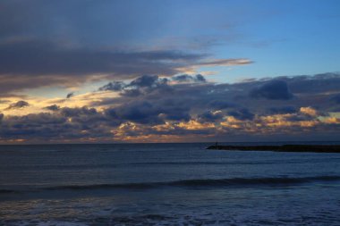 Sainte Marie de la Mer 'deki Camargue Ulusal Parkı' nda güzel bir gün doğumu.