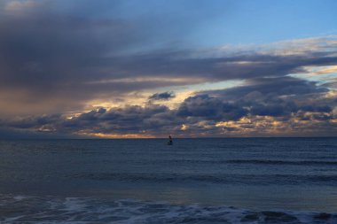 Sainte Marie de la Mer 'deki Camargue Ulusal Parkı' nda güzel bir gün doğumu.