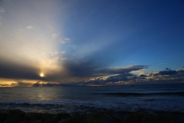 Sainte Marie de la Mer 'deki Camargue Ulusal Parkı' nda güzel bir gün doğumu.