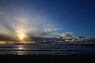 Sainte Marie de la Mer 'deki Camargue Ulusal Parkı' nda güzel bir gün doğumu.