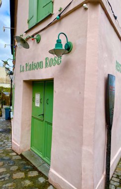 Paris, Monmartre 'deki renkli cadde.