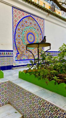 Paris şehrindeki büyük renkli cami.