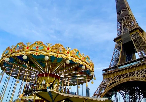 Atlıkarınca manzarası ve Paris 'teki kule.
