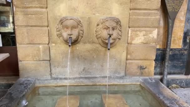 フランスのAix Provenceの町でリラックスした噴水 — ストック動画