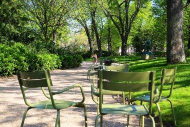 Paris Jardin du Lüksemburg 'da yeşil sandalyeler