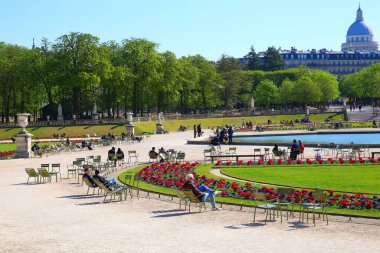 Paris Lüksemburg Bahçeleri 'nde güneşli bir gün.