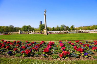 Paris Lüksemburg Bahçeleri 'nde güneşli bir gün.