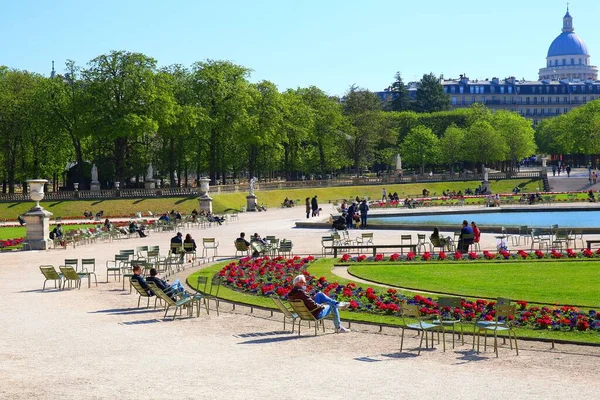 Paris Lüksemburg Bahçeleri 'nde güneşli bir gün.