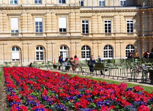 在巴黎的卢森堡花园放松阳光灿烂的一天 — 图库照片