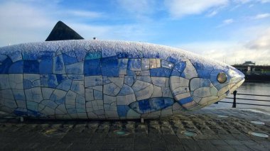 Belfast rıhtımındaki büyük mavi balık.