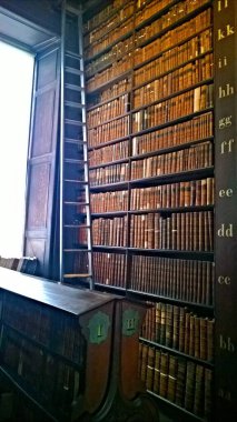 İrlanda, Dublin 'deki tarihi Trinity Koleji kütüphanesi.