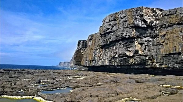 Dun Aonghasa Grande Piscine Rectangulaire Naturellement Formée Sur Île Inishmore — Photo