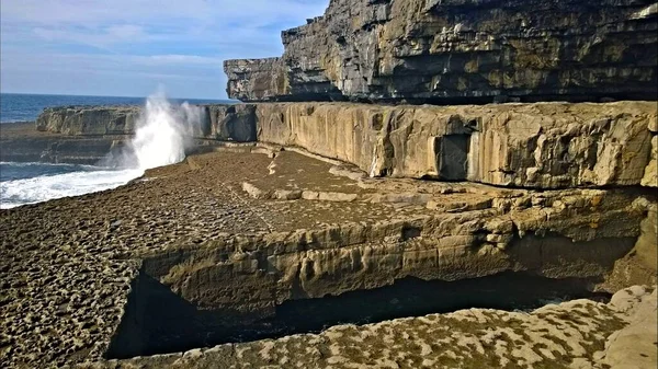 Dun Aonghasa Grande Piscine Rectangulaire Naturellement Formée Sur Île Inishmore — Photo