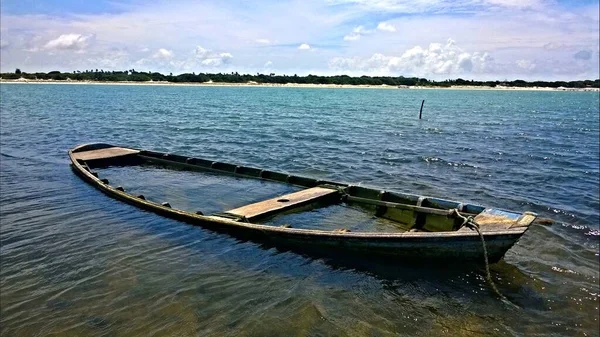 Barco Madeira Cheio Água Chuva Lagoa Paraíso Jericoacoara — Fotografia de Stock