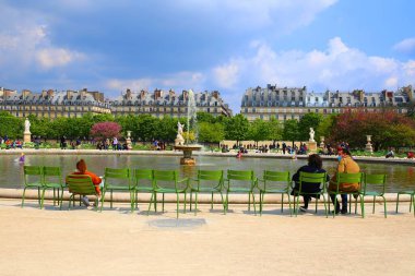 Paris 'in merkezindeki rahatlatıcı Tuileries bahçeleri.