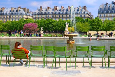 Paris 'in merkezindeki rahatlatıcı Tuileries bahçeleri.