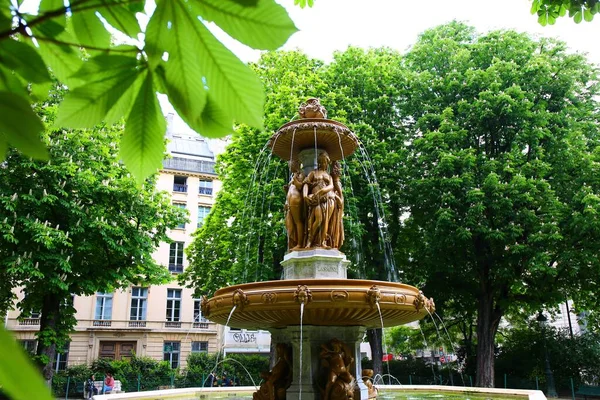 Прекрасный Скрытый Фонтан Площади Лувуа Париже — стоковое фото