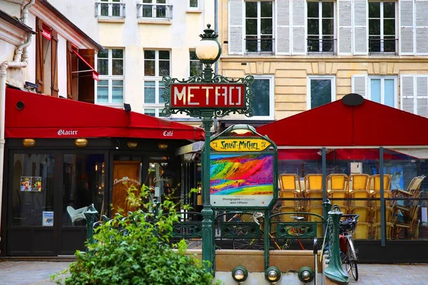 Станция Метро Сен Мишель Париже — стоковое фото