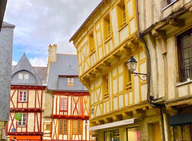 Brittany 'nin tarihi Vannes kasabasındaki renkli yarı keresteli evler.
