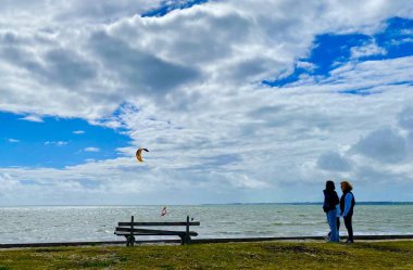 Brittany 'deki Pointe de Penvins' de güzel bir bahar günü.