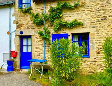 Birttany 'deki Suscinio kalesinin yakınındaki şirin köy.