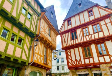 Brittany 'nin tarihi Vannes şehrindeki renkli yarı keresteli evler.