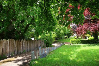 Fransa 'nın en güzel köylerinden biri olan Rochefort-en-terre' nin güzel ortaçağ köyü, Brittany bölgesinde yer almaktadır.