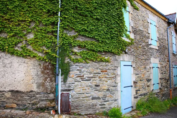 位于布列塔尼地区的美丽的中世纪村庄Rochefort Terre 是法国最美丽的村庄之一 — 图库照片