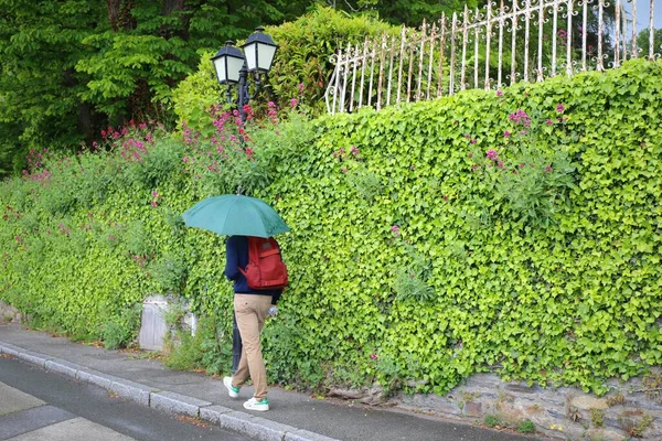 Uma Pessoa Segurando Guarda Chuva Verde Andando Uma Cidade Medieval — Fotografia de Stock