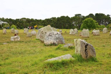 Fransa 'nın Brittany bölgesinde Carnac taşlarının tarih öncesi görüntüsü